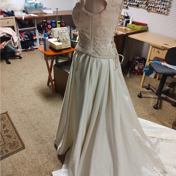 Wedding Dress - Picture 8 of 9